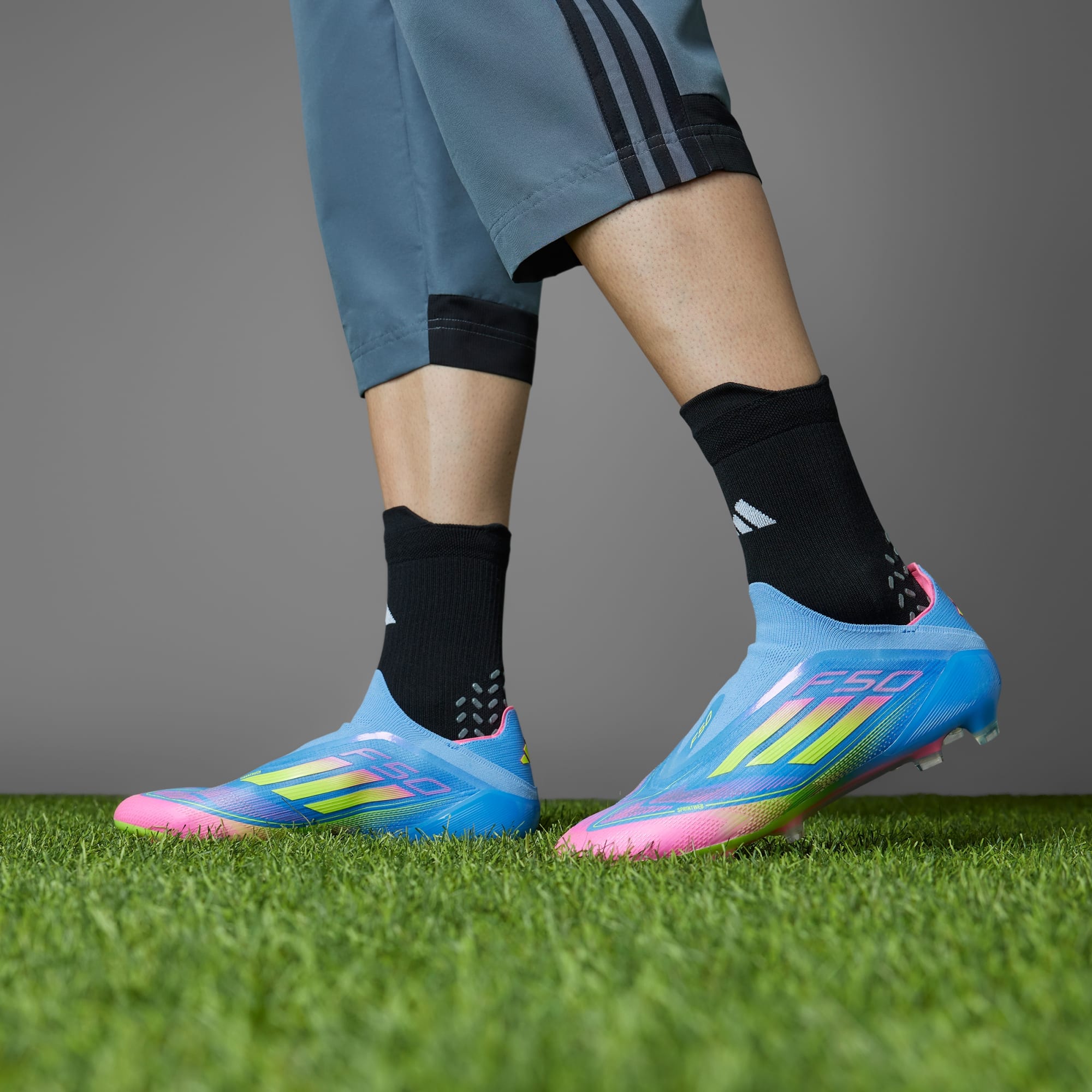 Botín de Fútbol F50 Elite Laceless FG Azul/Rosa